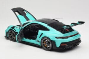 Porsche 911 992 GT3 RS Python Green & Dark Silver Wheels Minichamps 1:18 110062026 Kov – obrázek 5 z 8