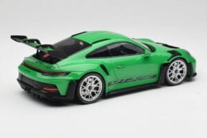 Porsche 911 992 GT3 RS Python Zelený & Stříbrná Kola & Černý Dekor Minichamps 1:18 153062235 Kov – obrázek 2 z 6