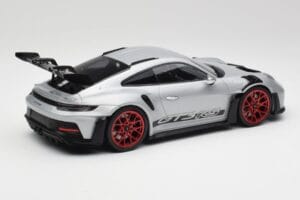 Porsche 911 992 GT3 RS Stříbrný & Červená Kola Minichamps 1:18 153062241 Kov – obrázek 2 z 6
