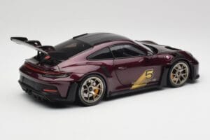 Porsche 911 992 GT3 RS Ultraviolet & Stříbrná Kola Minichamps 1:18 110062029 Kov – obrázek 3 z 8