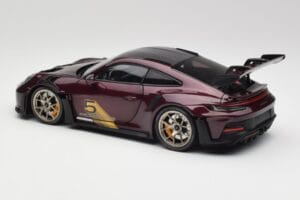 Porsche 911 992 GT3 RS Ultraviolet & Stříbrná Kola Minichamps 1:18 110062029 Kov – obrázek 7 z 8