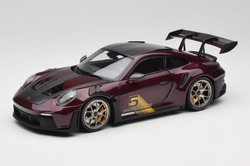 Porsche 911 992 GT3 RS Ultraviolet & Stříbrná Kola Minichamps 1:18 110062029 Kov
