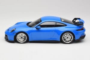 Porsche 911 992 GT3 Shark Modrý & Stříbrná Kola Minichamps 1:18 143069015 Pryskyřice – obrázek 3 z 6