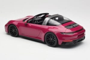Porsche 911 992 Targa 4 GTS Rubystar Minichamps 1:18 155061066 Kov – obrázek 5 z 6