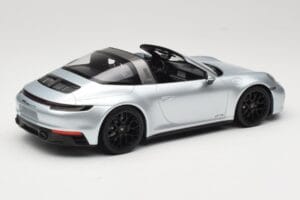 Porsche 911 992 Targa 4 GTS Stříbrný Minichamps 1:18 155061061 Kov – obrázek 2 z 6