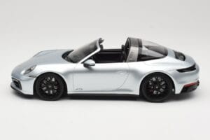 Porsche 911 992 Targa 4 GTS Stříbrný Minichamps 1:18 155061061 Kov – obrázek 3 z 6