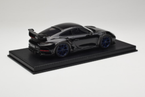Porsche 911 992 TechArt GTstreet R Černý S Modrými Koly TechArt 1:18 REMC009 Pryskyřice – obrázek 3 z 6