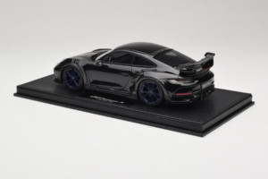 Porsche 911 992 TechArt GTstreet R Černý S Modrými Koly TechArt 1:18 REMC009 Pryskyřice – obrázek 5 z 6