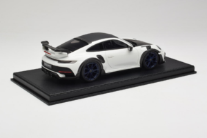Porsche 911 992 TechArt GTstreet R Bílý S Modrými Koly TechArt 1:18 REMC014 Pryskyřice – obrázek 3 z 6