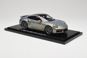 Porsche 911 Turbo S 992 Silver Bamboo Chromaflire With Display Case Spark 1:18 WAP0219100RTSS Pryskyřice – obrázek 4 z 7