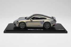Porsche 911 Turbo S 992 Silver Bamboo Chromaflire With Display Case Spark 1:18 WAP0219100RTSS Pryskyřice