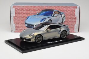 Porsche 911 Turbo S 992 Silver Bamboo Chromaflire With Display Case Spark 1:18 WAP0219100RTSS Pryskyřice – obrázek 6 z 7