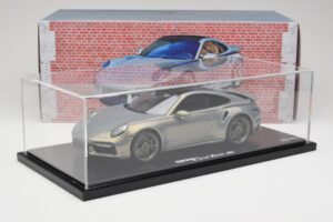 Porsche 911 Turbo S 992 Silver Bamboo Chromaflire With Display Case Spark 1:18 WAP0219100RTSS Pryskyřice – obrázek 7 z 7