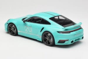 Porsche 911 992 Turbo S Sport Design Package Racing Green Minichamps 1:18 155069175 Kov – obrázek 5 z 6