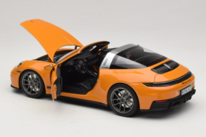 Porsche 911 992.2 Targa 4 GTS Bahama Yellow Norev 1:18 187190 Kov – obrázek 7 z 10