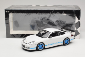Porsche 911 996 GT3 RS Bílý Modré Pruhy Minichamps 1:18 155062021 Kov – obrázek 6 z 6