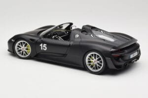 Porsche 918 Spyder Weissach Package Matt Black Minichamps 1:18 110062444 Kov – obrázek 7 z 8