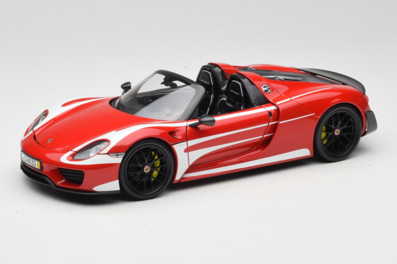 Porsche 918 Spyder Weissach Package Červeno-Bílé Pruhy Minichamps 1:18 110062442-O1 Kov