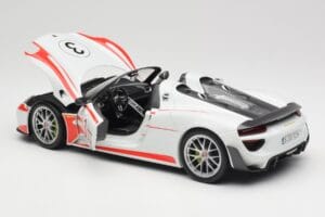 Porsche 918 Spyder Weissach Package Salzburg Minichamps 1:18 110062441 Kov – obrázek 5 z 8