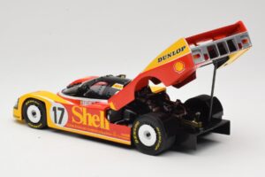 Porsche 962C Group C #17 D. Bell / H-J. Stuck / K. Ludwig 24 Hours of Le Mans 1988 Universal Hobbies 1:18 4704 Kov – obrázek 5 z 8