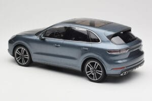 Porsche Cayenne 958 Turbo S Blue Metallic Minichamps 1:18 155066071 Kov – obrázek 5 z 6