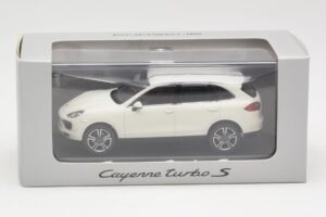 Porsche Cayenne 958 Turbo S Bílý Minichamps 1:43 WAP0200220C Kov – obrázek 4 z 4