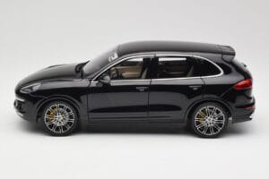 Porsche Cayenne Turbo S 958 Black Metallic Minichamps 1:18 110064000 Kov – obrázek 4 z 8