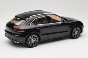 Porsche Macan Turbo 95B Black Metallic Minichamps 1:18 110062502 Kov – obrázek 3 z 8