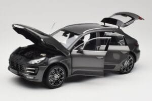 Porsche Macan Turbo 95B Grey Metallic Minichamps 1:18 110062501 Kov – obrázek 2 z 8