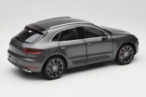 Porsche Macan Turbo 95B Grey Metallic Minichamps 1:18 110062501 Kov – obrázek 3 z 8