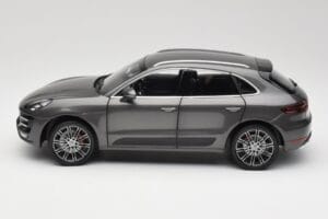 Porsche Macan Turbo 95B Grey Metallic Minichamps 1:18 110062501 Kov – obrázek 4 z 8