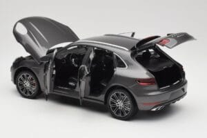 Porsche Macan Turbo 95B Grey Metallic Minichamps 1:18 110062501 Kov – obrázek 5 z 8