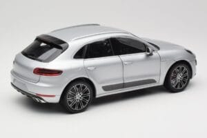 Porsche Macan Turbo 95B Stříbrný Minichamps 1:18 110062504 Kov – obrázek 3 z 8