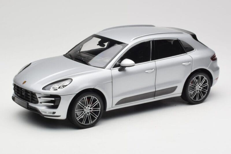 Porsche Macan Turbo 95B Stříbrný Minichamps 1:18 110062504 Kov