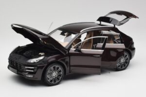 Porsche Macan 95B Turbo Mahagon Metalíza Minichamps 1:18 110062500 Kov – obrázek 2 z 8