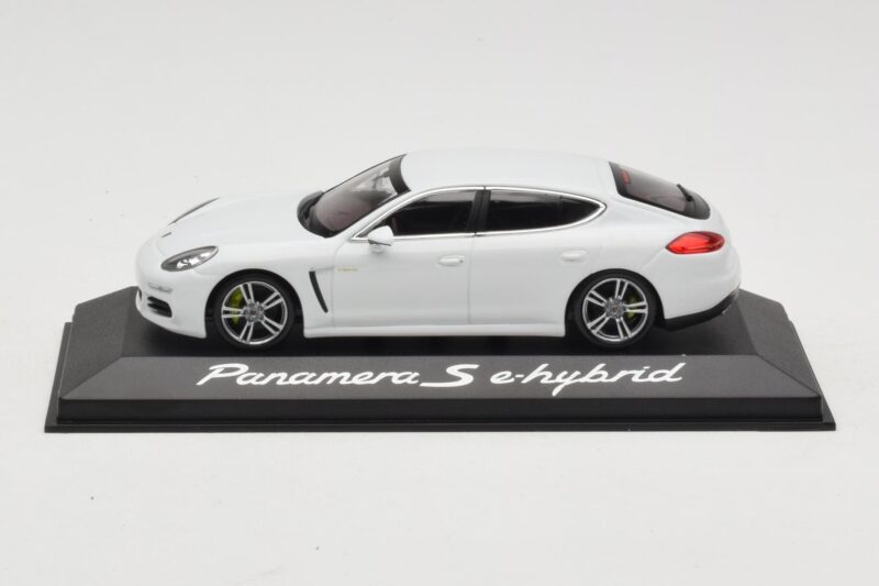 Porsche Panamera 970 S e-Hybrid Bílý Minichamps 1:43 Porsche Panamera 970 S e-Hybrid Bílý Minichamps 1:43 WAP0207200E Kov