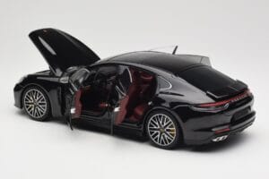 Porsche Panamera 971 Turbo S Černý Metallic Minichamps 1:18 113061076 Kov – obrázek 5 z 8