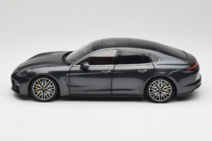 Porsche Panamera 971 Turbo S Grey Metallic Minichamps 1:18 113061073 Kov – obrázek 4 z 8