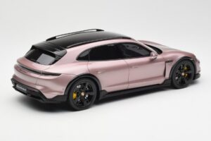 Porsche Taycan Turbo S Cross Turismo Metalická Růžová GT Spirit 1:18 GT440 Pryskyřice – obrázek 2 z 6