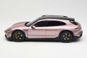 Porsche Taycan Turbo S Cross Turismo Metalická Růžová GT Spirit 1:18 GT440 Pryskyřice – obrázek 3 z 6