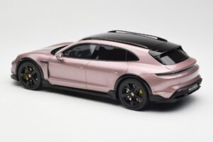 Porsche Taycan Turbo S Cross Turismo Metalická Růžová GT Spirit 1:18 GT440 Pryskyřice – obrázek 5 z 6