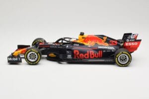 Red Bull Racing RB16 #33 M. Verstappen Winner 70th Anniversary GP 2020 Minichamps 1:18 110200533 Kov – obrázek 3 z 6