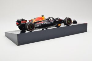 Red Bull Racing RB18 #1 M. Verstappen Winner Austin GP 2022 Minichamps 1:18 113222901 Kov – obrázek 3 z 6