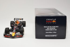 Red Bull Racing RB18 #1 M. Verstappen Winner Miami GP 2022 Minichamps 1:18 110220501 Kov – obrázek 6 z 6
