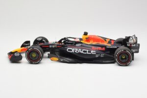 Red Bull Racing RB19 #1 M. Verstappen Winner Spanish GP 2023 Minichamps 1:18 110230801 Kov – obrázek 3 z 6