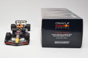 Red Bull Racing RB19 #11 S. Perez 2nd Place Miami GP 2023 Minichamps 1:18 110230511 Kov – obrázek 6 z 6