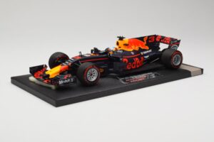 Red Bull Racing Tag Heuer RB13 #3 D. Ricciardo 3rd Place Malaysian GP 2017 Minichamps 1:18 117171503 Kov – obrázek 2 z 6