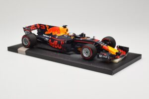 Red Bull Racing Tag Heuer RB13 #3 D. Ricciardo 3rd Place Malaysian GP 2017 Minichamps 1:18 117171503 Kov – obrázek 4 z 6