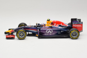 Red Bull RB10 Renault #3 D. Ricciardo Infiniti Red Bull Racing Showcar 2014 Minichamps 1:18 110140003 Kov – obrázek 3 z 6