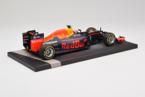 Red Bull RB12 Tag Heuer #26 D. Kvyat Red Bull Racing Showcar 2016 Minichamps 1:18 117160026 Pryskyřice – obrázek 3 z 7